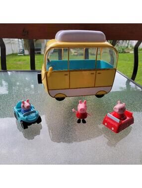 Peppa Pig Figures & Peppa Pig Yellow Bus
